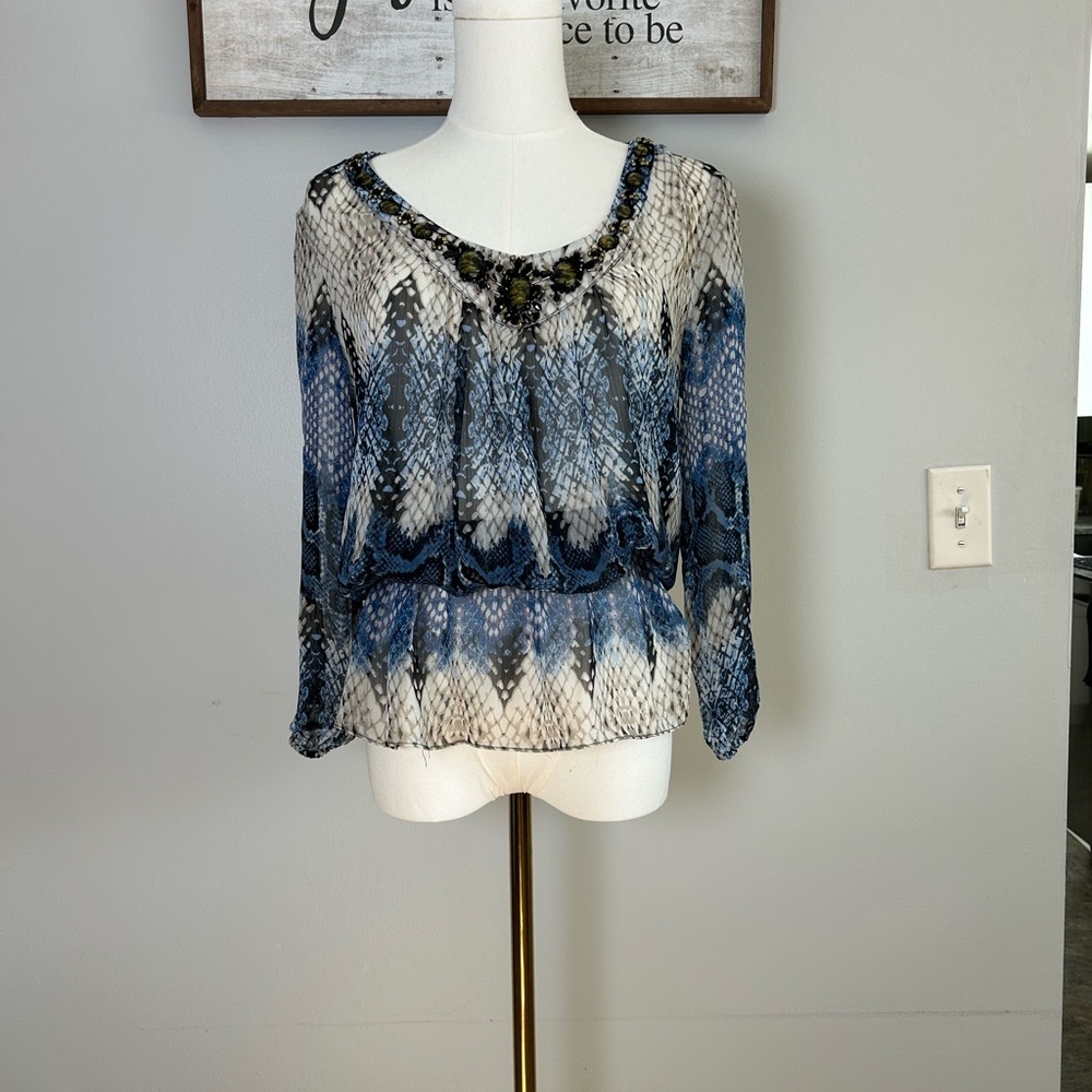 Caché Blue Snakeskin Print Peplum Blouse Size Small Beaded Scoop Neck 3/4 Sleeve - Picture 4 of 13